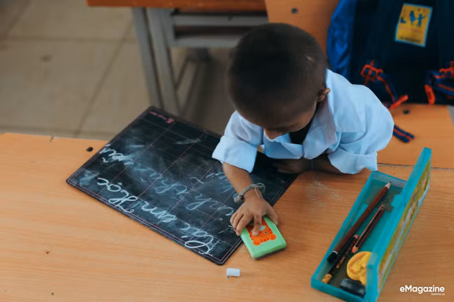 Chuyện cổ tích có thật về người thầy hiệu trưởng - “cha nuôi” của cậu bé tí hon 10 tuổi nặng 3,9 kg ảnh 17