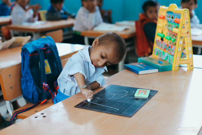 Chuyện cổ tích có thật về người thầy hiệu trưởng - “cha nuôi” của cậu bé tí hon 10 tuổi nặng 3,9 kg ảnh 18 Chuyện cổ tích có thật về người thầy hiệu trưởng - “cha nuôi” của cậu bé tí hon 10 tuổi nặng 3,9 kg ảnh 18