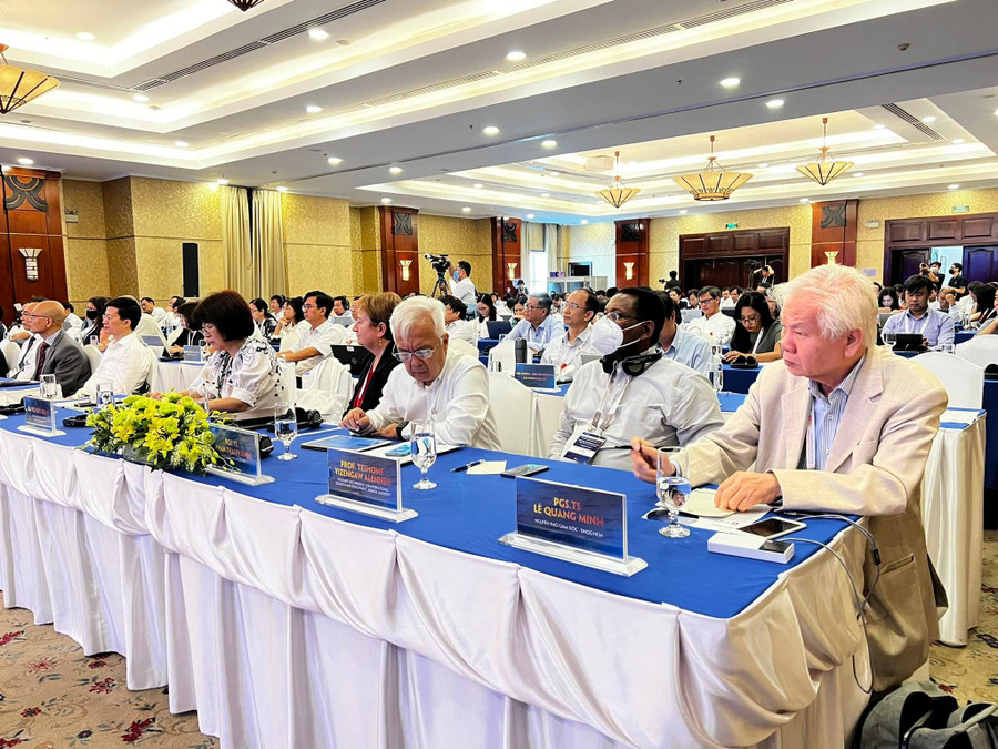 Quang cảnh hội thảo với nhiều đại biểu là chuyên gia hàng đầu về giáo dục đại học tại Việt Nam Quang cảnh hội thảo với nhiều đại biểu là chuyên gia hàng đầu về giáo dục đại học tại Việt Nam