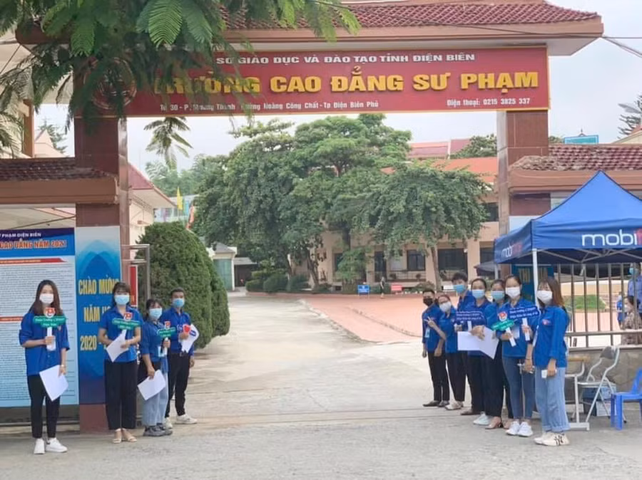 Sinh viên trường CĐSP Điện Biên hăng hái tham gia "Tiếp sức mùa thi"