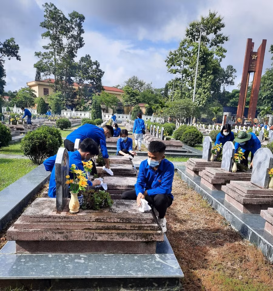 Một buổi tình nguyện thắp nến tri ân và vệ sinh nghĩa trang liệt sỹ