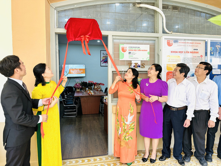 PGS.TS Ngô Thị Phương Lan, Hiệu trưởng Nhà trường cùng lãnh đạo khoa cắt băng khánh thành.