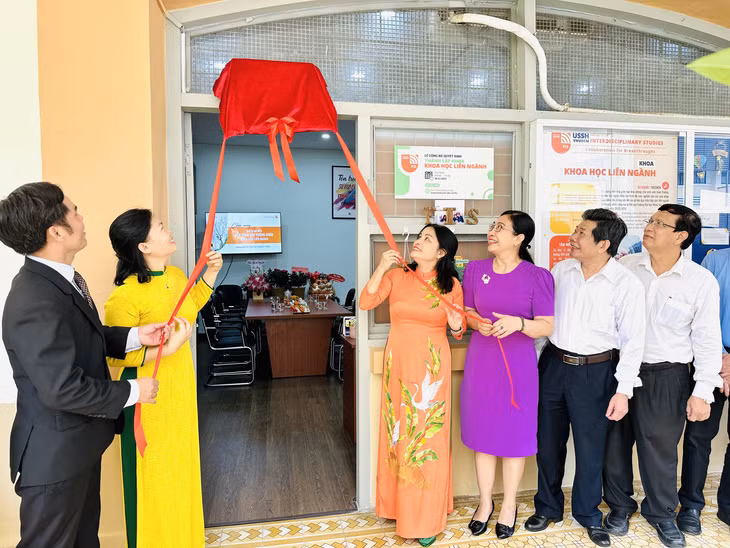 PGS.TS Ngô Thị Phương Lan, Hiệu trưởng Nhà trường cùng lãnh đạo khoa cắt băng khánh thành.