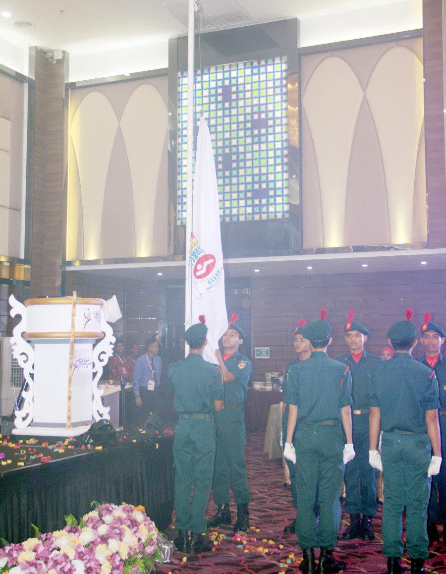 Lá cờ của Đại hội được hạ xuống... Lá cờ của Đại hội được hạ xuống...