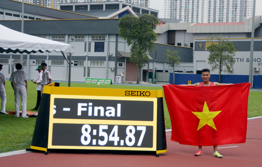 Lê Tiến Long - một trong 3 vận động viên của đội điền kinh giành 2 huy chương vàng tại Đại hội ở nội dung 1.500m và 3000m Lê Tiến Long - một trong 3 vận động viên của đội điền kinh giành 2 huy chương vàng tại Đại hội ở nội dung 1.500m và 3000m