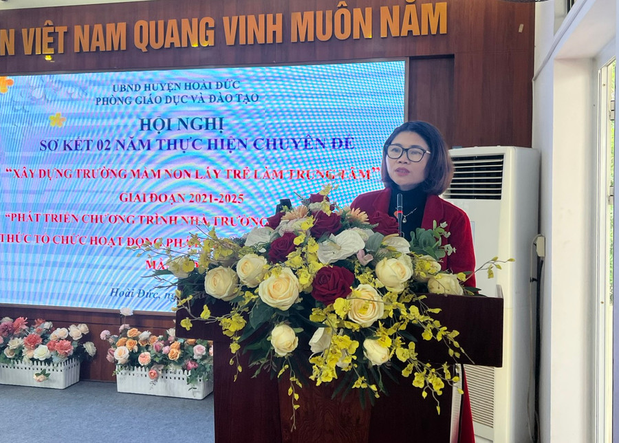 Bà Nguyễn Thị Quyên - Chuyên viên Phòng GD&ĐT Hoài Đức nêu báo cáo sơ kết tại hội nghị. Bà Nguyễn Thị Quyên - Chuyên viên Phòng GD&ĐT Hoài Đức nêu báo cáo sơ kết tại hội nghị.
