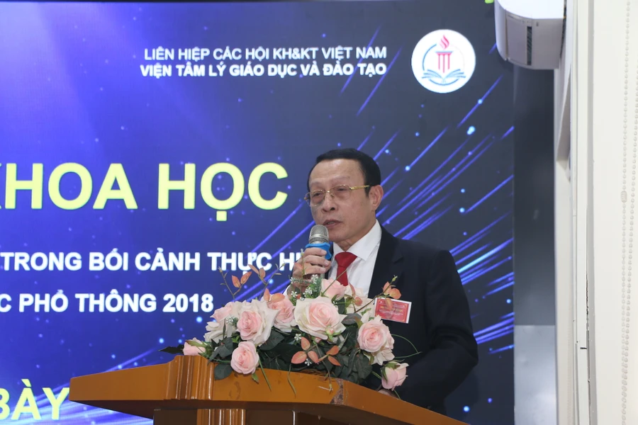 TS Lê Xuân Trung - Chủ tịch Hội đồng quản lý Viện Tâm lý Giáo dục và Đào tạo, Hiệu trưởng Trường THPT Lê Lợi phát biểu khai mạc hội thảo. 