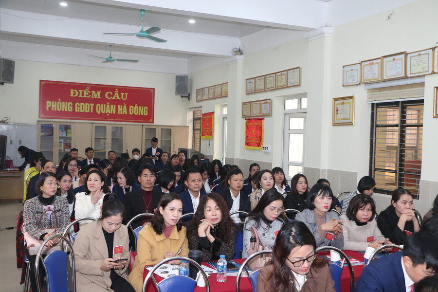 Hội thảo có sự góp mặt của đông đảo CBQL giáo dục quận Hà Đông và khách mời. Hội thảo có sự góp mặt của đông đảo CBQL giáo dục quận Hà Đông và khách mời.