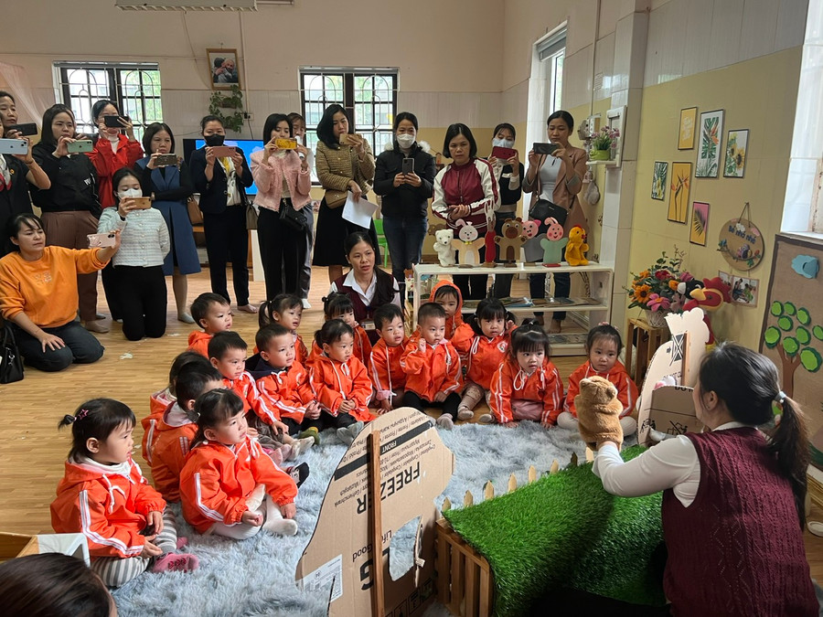 Trẻ được tham gia nhiều hoạt động, trò chơi do cô giáo tổ chức ngay trên lớp. Trẻ được tham gia nhiều hoạt động, trò chơi do cô giáo tổ chức ngay trên lớp.