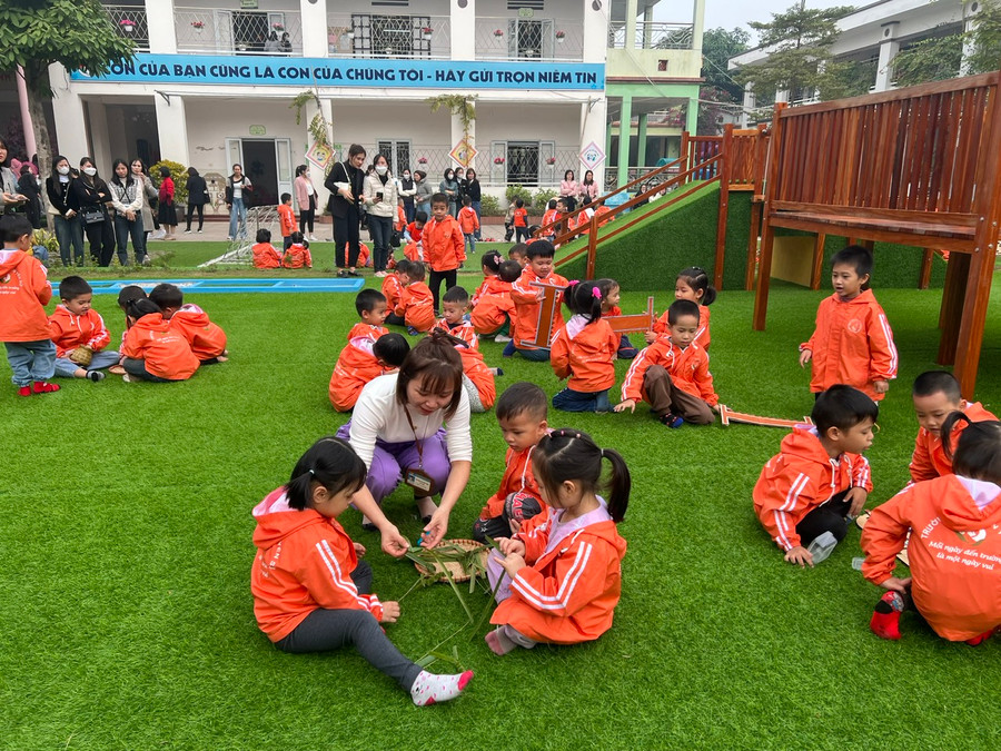 Cô trò cùng nhau tham gia vào hoạt động ngoài trời khi thời tiết tốt. Cô trò cùng nhau tham gia vào hoạt động ngoài trời khi thời tiết tốt.