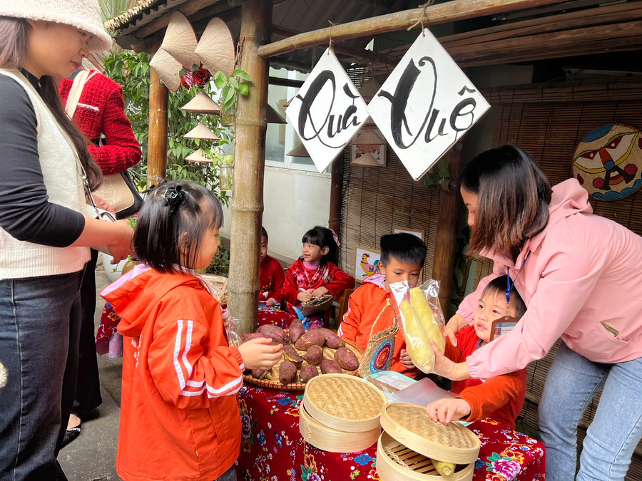 Trẻ tham gia vào các hoạt động như hội chợ quê để tăng cường khả năng giao tiếp. Trẻ tham gia vào các hoạt động như hội chợ quê để tăng cường khả năng giao tiếp.