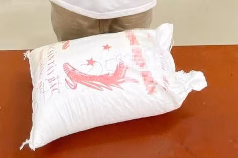 Bao gạo chứa ma túy được các đối tượng ngụy trang gửi xe khách tuyến Điện Biên - Hà Nội. Ảnh: Canhsattoancau.