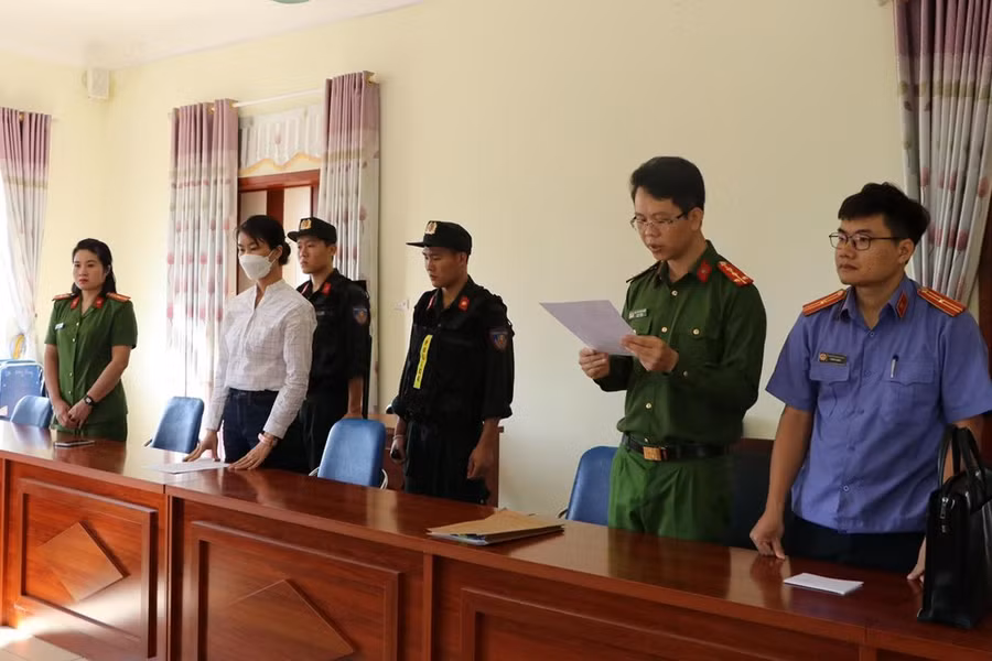 Lực lượng chức năng đọc lệnh bắt tạm giam bị can Nguyễn Thị Hồng Nhung. Lực lượng chức năng đọc lệnh bắt tạm giam bị can Nguyễn Thị Hồng Nhung.