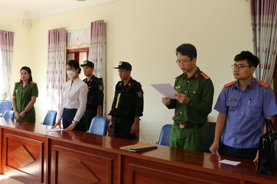 Lực lượng chức năng đọc lệnh bắt tạm giam bị can Nguyễn Thị Hồng Nhung. Lực lượng chức năng đọc lệnh bắt tạm giam bị can Nguyễn Thị Hồng Nhung.