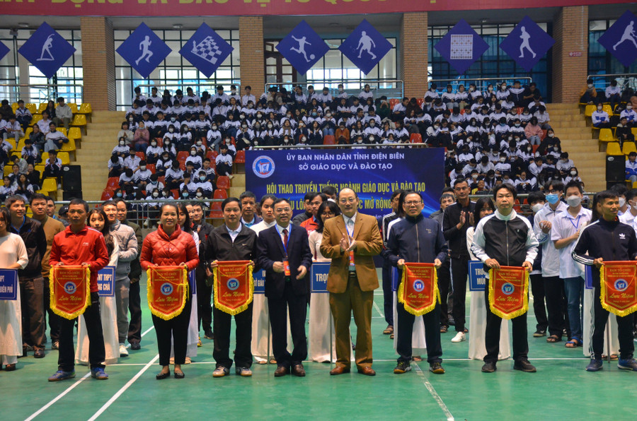 Trao cờ lưu niệm cho các đoàn tham gia Hội thao. Trao cờ lưu niệm cho các đoàn tham gia Hội thao.