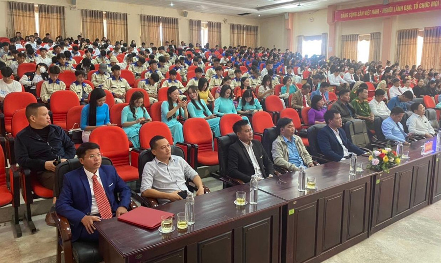 Đại biểu và học sinh, sinh viên tham dự Lễ Khai giảng. Đại biểu và học sinh, sinh viên tham dự Lễ Khai giảng.