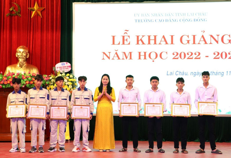 Hiệu trưởng Trường Cao đẳng Cộng đồng tặng Giấy khen cho 8 học sinh đạt giải tại Kỳ thi tay nghề tỉnh Lai Châu lần thứ III năm 2022. Hiệu trưởng Trường Cao đẳng Cộng đồng tặng Giấy khen cho 8 học sinh đạt giải tại Kỳ thi tay nghề tỉnh Lai Châu lần thứ III năm 2022.