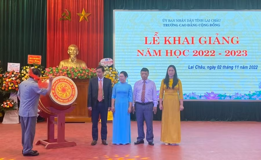 Ông Tống Thanh Hải, Phó Chủ tịch Thường trực UBND tỉnh Lai Châu đánh trống khai giảng.