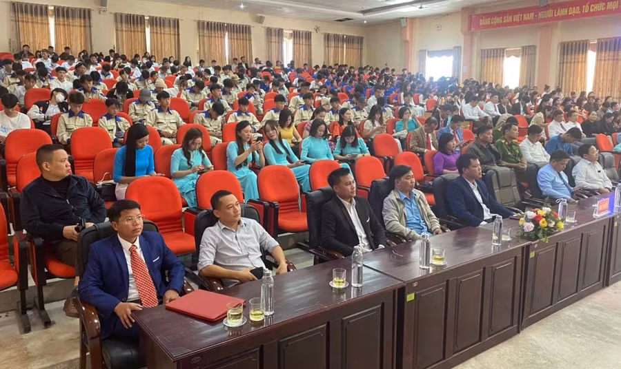 Đại biểu và học sinh, sinh viên tham dự Lễ Khai giảng.