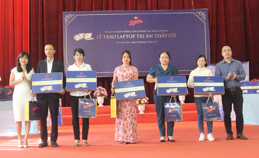 Đại diện nhãn hàng bánh quy bơ Danisa và Báo Giáo dục và Thời đại trao Laptop cho giáo viên có hoàn cảnh khó khăn ở Điện Biên. Đại diện nhãn hàng bánh quy bơ Danisa và Báo Giáo dục và Thời đại trao Laptop cho giáo viên có hoàn cảnh khó khăn ở Điện Biên.
