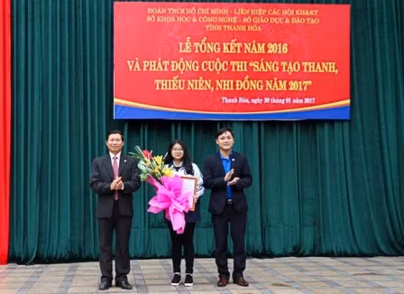 Ban Tổ chức trao tặng giấy khen và phần thưởng của UBND tỉnh cho học sinh đạt thành tích cao trong cuộc thi “Sáng tạo thanh thiếu niên nhi đồng toàn quốc” năm 2016. Ảnh: Nguyễn Quỳnh