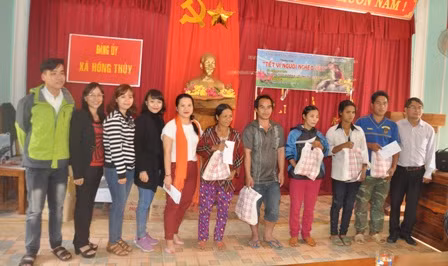 Những suất quà không chỉ thể hiện tấm lòng sẻ chia, mà còn là tinh thần, trách nhiệm vị cộng đồng của cán bộ giảng viên.