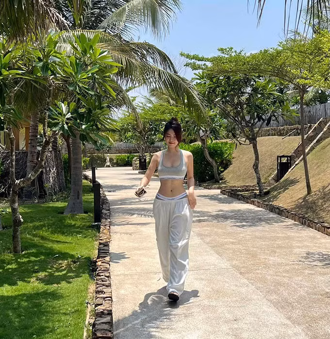 Bạn gái cựu tiền đạo U23 Việt Nam khoe dáng gợi cảm ảnh 4