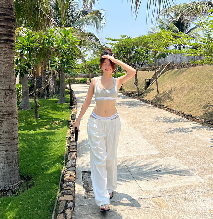 Bạn gái cựu tiền đạo U23 Việt Nam khoe dáng gợi cảm ảnh 3 Bạn gái cựu tiền đạo U23 Việt Nam khoe dáng gợi cảm ảnh 3