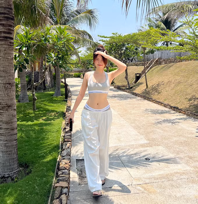 Bạn gái cựu tiền đạo U23 Việt Nam khoe dáng gợi cảm ảnh 3