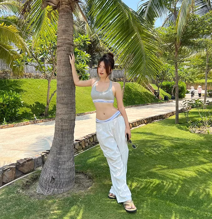 Bạn gái cựu tiền đạo U23 Việt Nam khoe dáng gợi cảm ảnh 2