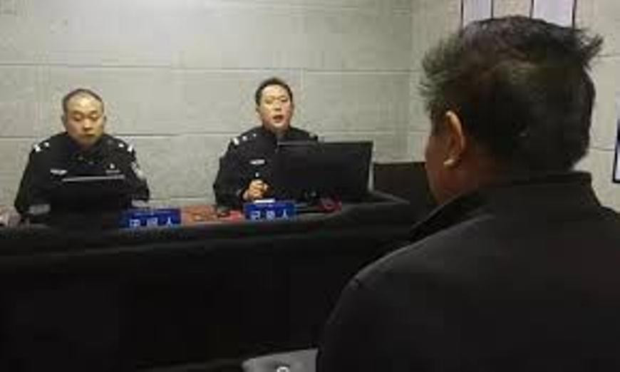 Người đàn ông họ Phạm đến sở cảnh sát ở Tế Nam nhận em bé dưới mộ là cháu mình. Ảnh: readmeok.