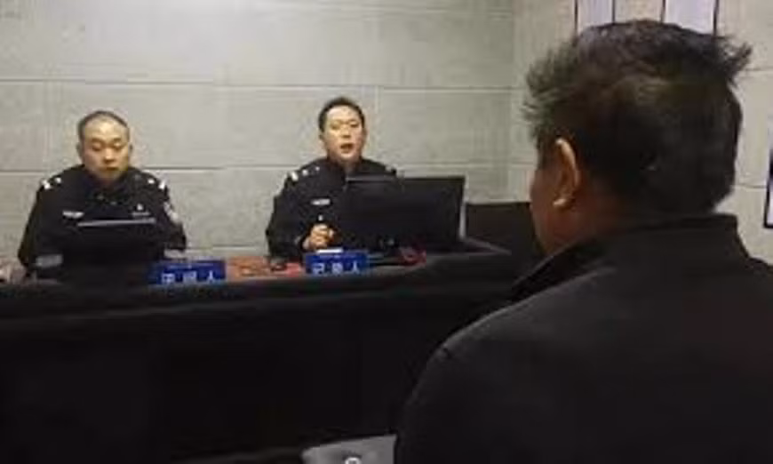 Người đàn ông họ Phạm đến sở cảnh sát ở Tế Nam nhận em bé dưới mộ là cháu mình. Ảnh: readmeok.