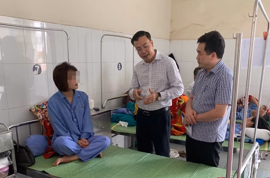 Ông Vũ Hữu Tuyến - Chủ tịch công đoàn và Giám đốc xí nghiệp thăm hỏi động viên chị H.