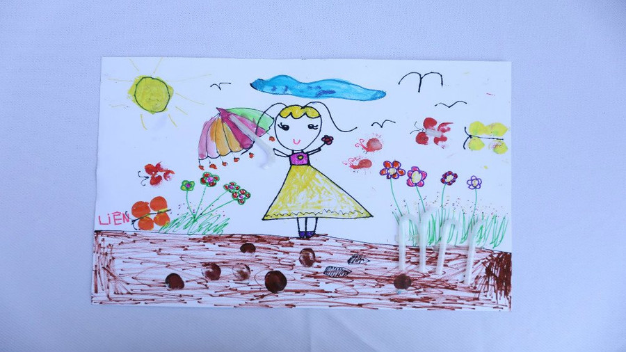 Còn trong tác phẩm của bé Mai Liên (5 tuổi), bé thể hiện rất chính xác ý nghĩa của ống hút thân thiện với môi trường TH khi từ ống hút mọc lên cây xanh, hoa lá