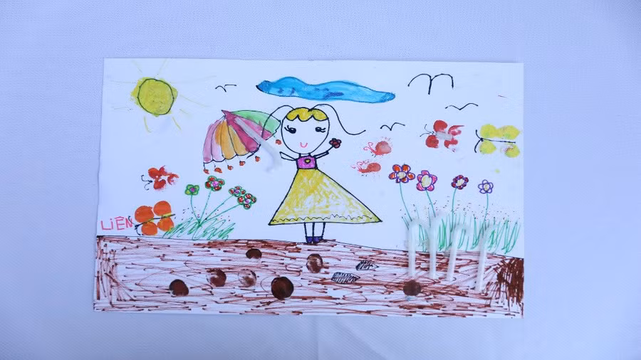 Còn trong tác phẩm của bé Mai Liên (5 tuổi), bé thể hiện rất chính xác ý nghĩa của ống hút thân thiện với môi trường TH khi từ ống hút mọc lên cây xanh, hoa lá