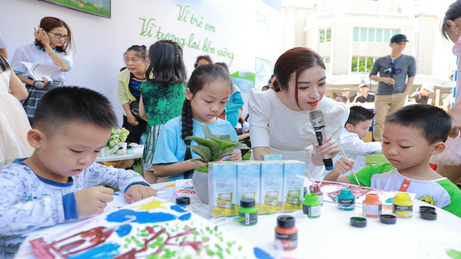 Với vai trò là khách mời, Hoa hậu Việt Nam Đỗ Mỹ Linh là người “cầm cân nảy mực” trong sự kiện lần này. Mỹ Linh chọn lựa và trao giải cho các bức vẽ nghệ thuật nhất, mang thông điệp và truyền tải ý nghĩa bảo vệ môi trường tích cực nhất