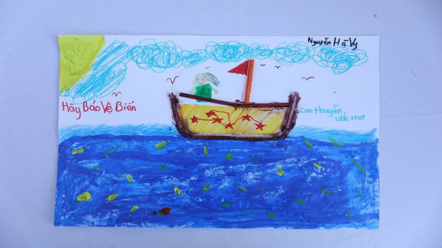 Đây là tác phẩm “Hãy bảo vệ biển” của bé Nguyễn Hà Vy (12 tuổi). Hà Vy sử dụng ống hút thân thiện với môi trường của TH để tạo nên con thuyền trong bức tranh. Thông qua bức tranh của mình, Hà Vy kể câu chuyện khi lên 5 tuổi rất muốn ra biển chơi nhưng lại thấy nhiều người xả rác bừa bãi. Vì vậy em mong muốn mọi người hãy chung tay bảo vệ biển