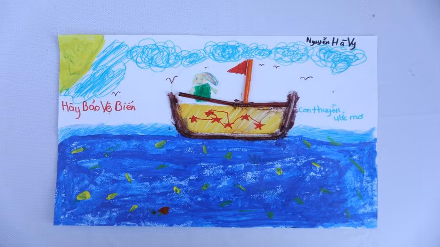 Đây là tác phẩm “Hãy bảo vệ biển” của bé Nguyễn Hà Vy (12 tuổi). Hà Vy sử dụng ống hút thân thiện với môi trường của TH để tạo nên con thuyền trong bức tranh. Thông qua bức tranh của mình, Hà Vy kể câu chuyện khi lên 5 tuổi rất muốn ra biển chơi nhưng lại thấy nhiều người xả rác bừa bãi. Vì vậy em mong muốn mọi người hãy chung tay bảo vệ biển