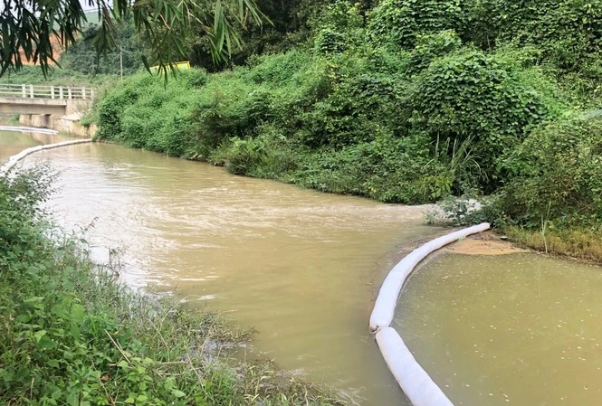 Các nguồn nước khác nhau đang đổ ra kênh chảy vào Nhà máy nước sạch sông Đà. Ảnh chụp chiều 21/10. Ảnh: A.Trọng
