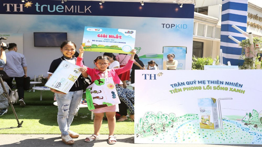 Bé Phạm Linh Giang (9 tuổi) giành giải nhất trong cuộc thi trang trí túi vải Canvas. “Nhận thức được tầm quan trọng của môi trường, 2 năm nay, cuối tuần nào hai mẹ con tôi cũng lên hồ Gươm để vừa tập thể dục, vừa dọn rác xung quanh hồ và tham gia các hoạt động môi trường như TH đang làm”, mẹ của bé Linh chia sẻ