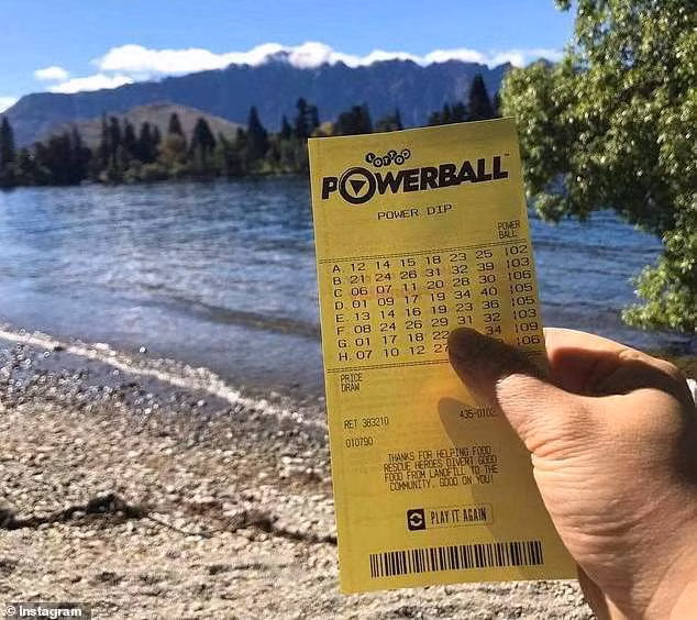 Người phụ nữ may mắn trúng giải khi mua vé xổ số chỉ 2 phút trước thời điểm công bố giải thưởng (Ảnh: Instagram).