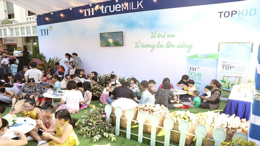 Khu vực vẽ tranh và trang trí túi vải Canvas về đề tài bảo vệ môi trường thu hút rất đông các em nhỏ tham dự. Các em có thể thoải mái sáng tạo và thể hiện suy nghĩ của mình về Mẹ Thiên nhiên