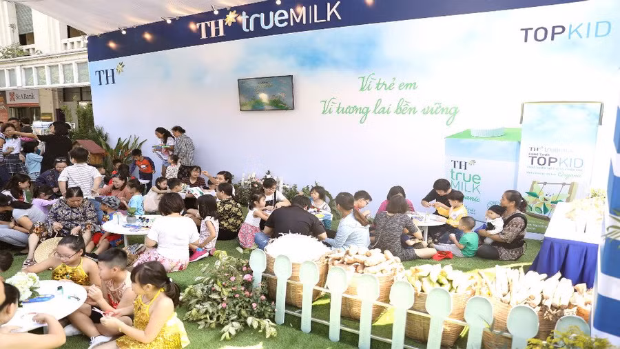 Khu vực vẽ tranh và trang trí túi vải Canvas về đề tài bảo vệ môi trường thu hút rất đông các em nhỏ tham dự. Các em có thể thoải mái sáng tạo và thể hiện suy nghĩ của mình về Mẹ Thiên nhiên