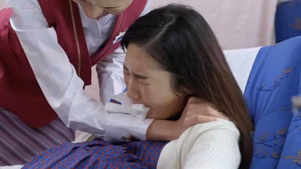 Lúc bác sĩ đỡ đẻ tháo khẩu trang, tôi muốn khép ngay chân lại rồi về nhà trước nhưng muộn rồi, chuyện không thể cứu vãn được nữa - Ảnh 2.