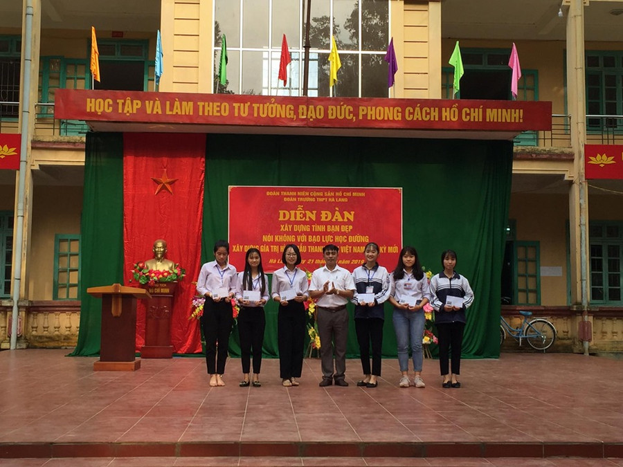 BCH Đoàn trường đã trao thưởng các lớp xây dựng tiểu phẩm tuyên truyền và vẽ tranh ấn tượng