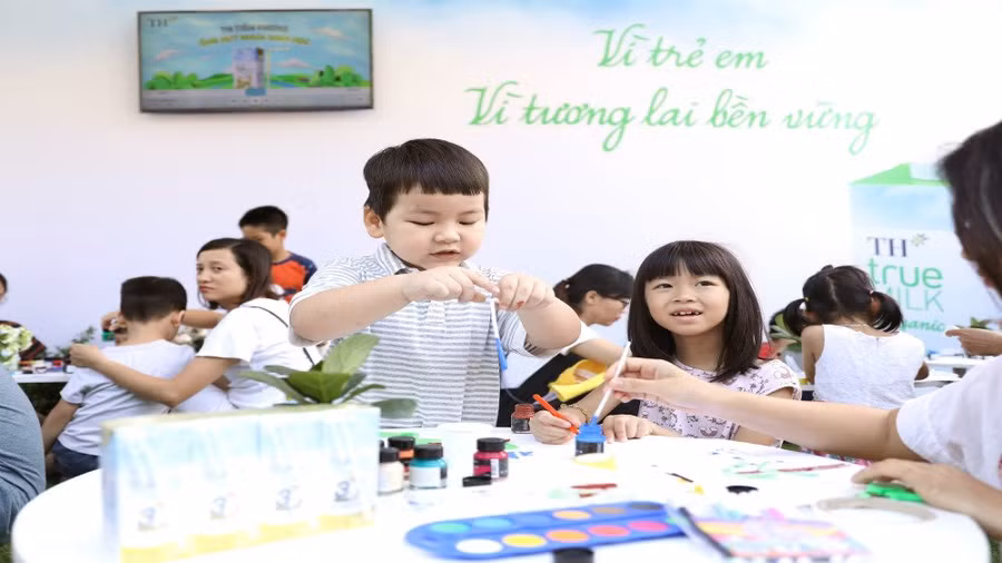 Các em nhỏ sẽ sử dụng ống hút làm từ nhựa sinh học thân thiện với môi trường của TH để trang trí và vẽ lên các bức tranh, túi vải Canvas của mình. Loại ống hút này được làm từ các nguyên liệu thực vật tái tạo như ngô, mía, sắn, có khả năng phân hủy dễ dàng trong điều kiện ủ công nghiệp. TH là doanh nghiệp sữa tiên phong và duy nhất sử dụng ống hút thân thiện với môi trường thay thế dần cho ống hút nhựa thông thường
