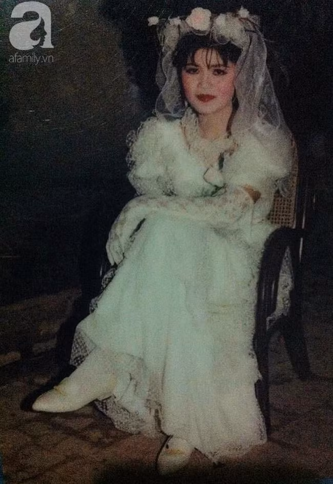 Nhờ một lần "làm liều", thanh niên nhút nhát thành công "tán" được cô gái xinh nổi tiếng, tấm ảnh cưới 26 năm trước hé lộ điều bất ngờ - Ảnh 1.