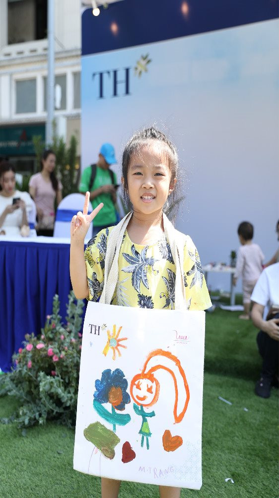 Ngoài việc sử dụng ống hút sinh học vẽ tranh về đề tài môi trường, các em nhỏ còn được phát miễn phí túi vải Canvas trắng để tự mình trang trí lên đó. Với những chiếc túi vải này, các bé và bố mẹ có thể sử dụng để thay thế cho túi nilon, góp phần thay đổi thói quen của người Việt, giảm gánh nặng ô nhiễm nhựa cho đất nước