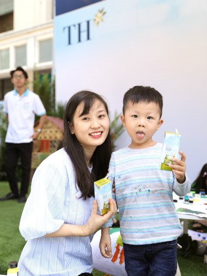 Hiện tại, ống hút thân thiện với môi trường đang đượcTập đoàn TH triển khai trong dòng sản phẩm TH true MILK công thức TOPKID 180ml với 100% là dòng sữa tươi Organic. Việc triển khai cho dòng sản phẩm liên quan tới khách hàng nhí thể hiện quan điểm rất mạnh mẽ của TH trong việc phát triển bền vững, bảo vệ môi trường và giáo dục thế hệ tương laitrân quý Mẹ Thiên nhiên