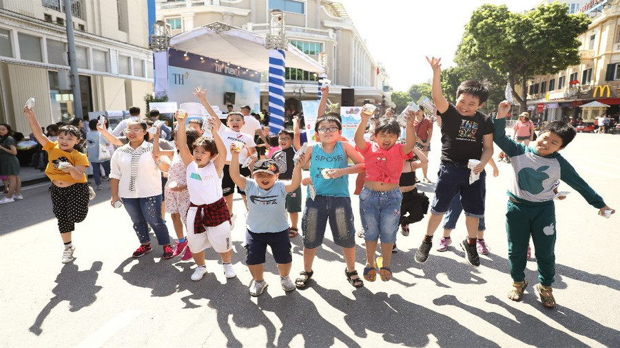 Với các hoạt động bảo vệ môi trường ý nghĩa, đây là dịp để các bậc phụ huynh vừa chơi, vừa học cùng con và giáo dục về ý thức gìn giữ môi trường tự nhiên